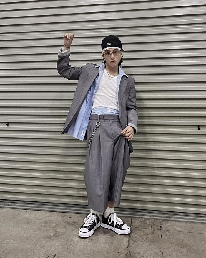 Thời gian gần đây, Sơn Tùng M-TP chuộng phong cách dị biệt mỗi khi lên sân khấu, nhất là mốt quần tụt.