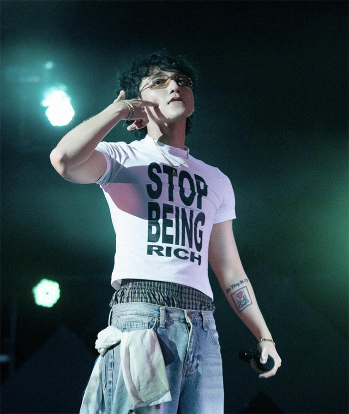 Giọng ca "Chúng ta không thuộc về nhau" liên tục diện mốt quần tụt để lộ nội y trong những show diễn gần đây.