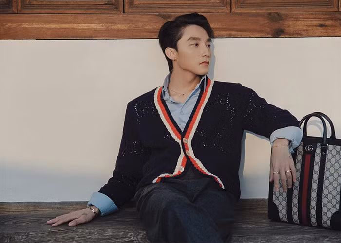 Mới đây, Gucci tuyên bố nam ca sĩ Sơn Tùng M-TP chính thức trở thành “Friend of House” (Bạn thân thương hiệu). Đây là lần đầu tiên nhà mốt danh tiếng Italy đồng hành độc quyền cùng một nghệ sĩ hàng đầu tại thị trường Việt Nam.