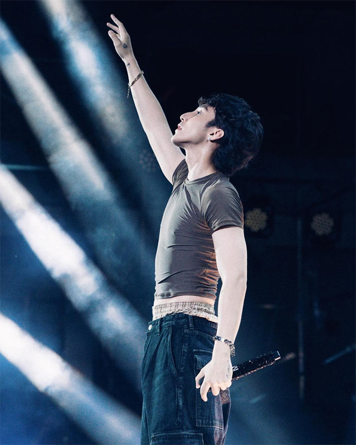 Một số người cho rằng, Sơn Tùng M-TP chọn style lộ nội y để tạo sự khác biệt và gây chú ý khi xuất hiện trên sân khấu nhưng tạo cảm giác phản cảm.