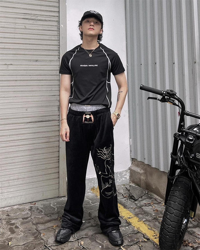 Ngược lại fan của giọng ca quê Thái Bình lại hết lời khen ngợi thần tượng, cho rằng anh sáng tạo trong phong cách và tạo ra chất riêng của mình.