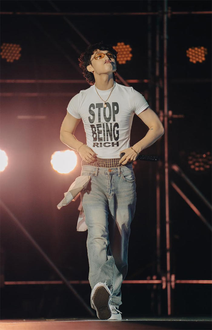 Áo bó ôm sát, quần tụt để lộ nội y là style yêu thích gần đây của Sơn Tùng M-TP.