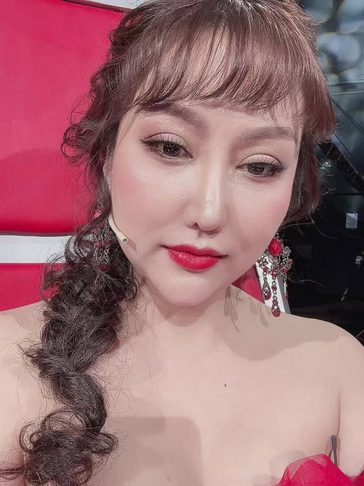 Quá nhiều lần phẫu thuật thẩm mỹ nên Phi Thanh Vân được mọi người gọi là "nữ hoàng dao kéo".