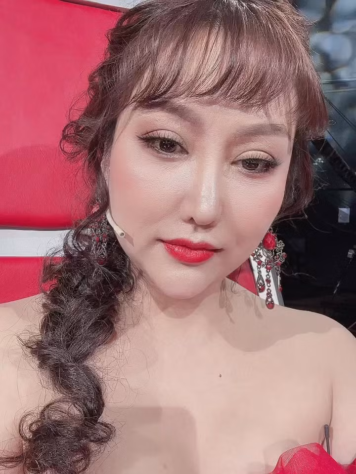 Quá nhiều lần phẫu thuật thẩm mỹ nên Phi Thanh Vân được mọi người gọi là "nữ hoàng dao kéo".