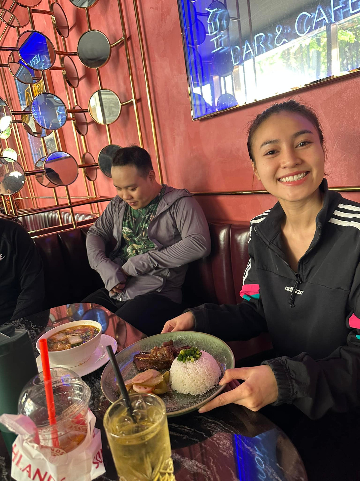 Dù liên tục bị đàn anh Tiến Luật "dìm hàng" bằng ảnh mặt mộc nhưng Lan Ngọc vẫn nhận được nhiều lời khen với nhan sắc đời thường rạng rỡ. Ảnh: FB Tiến Luật.