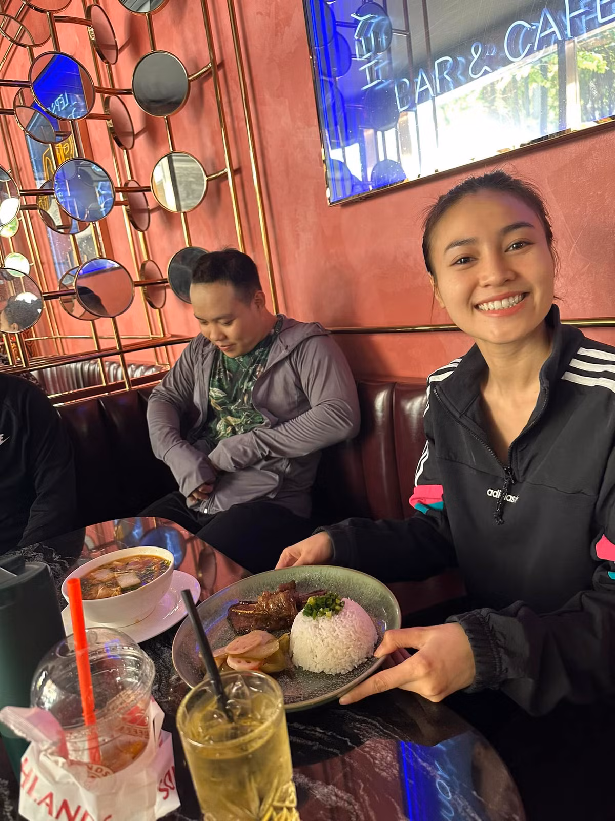 Dù liên tục bị đàn anh Tiến Luật "dìm hàng" bằng ảnh mặt mộc nhưng Lan Ngọc vẫn nhận được nhiều lời khen với nhan sắc đời thường rạng rỡ. Ảnh: FB Tiến Luật.