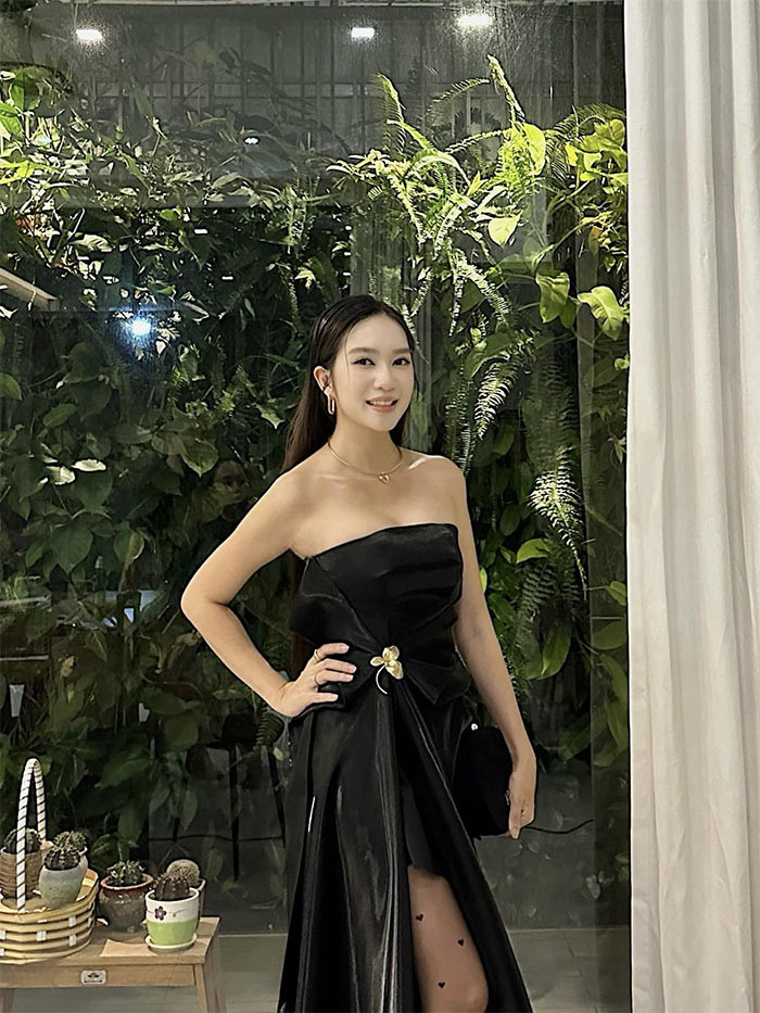 Vợ Lý Hải sở hữu nhan sắc "vạn người mê" cùng profile học tập khủng. Cô tốt nghiệp đại học Luật, sang Anh du học ngành Luật Thương mại Quốc tế tại Đại học Leicester nổi tiếng và lấy được bằng Thạc sĩ vào năm 2011.