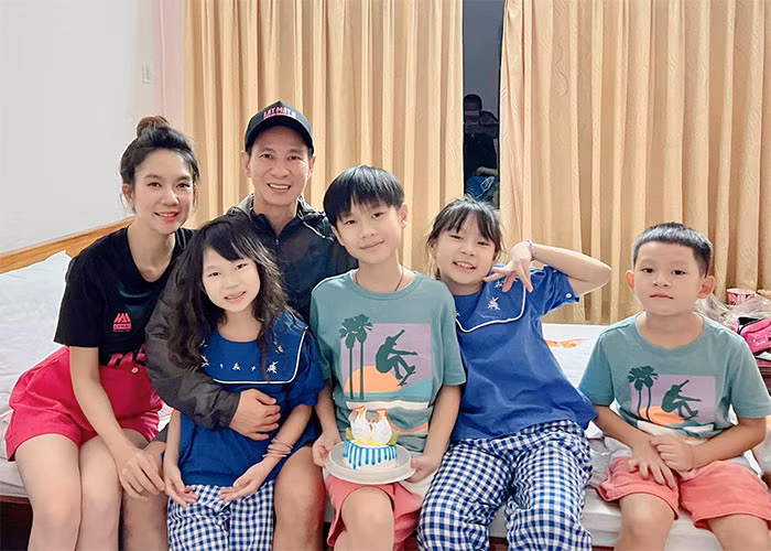 Cả bốn bé nhà Lý Hải - Minh Hà đều không có thói quen đòi hỏi mua quà, tổ chức sinh nhật đình đám. Rio, Cherry, Sunny và Mio chỉ thích tổ chức sinh nhật giản dị, có đủ mặt các thành viên trong gia đình.