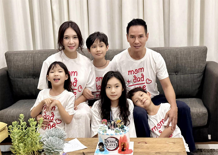 Bốn con của Lý Hải - Minh Hà: Rio, Cherry, Sunny và Mio sinh ra trong gia đình có điều kiện, nhưng từ nhỏ đã được bố mẹ rèn cho thói quen tiết kiệm, lối sống giản dị. Cả 4 con của Lý Hải - Minh Hà đều học trường công dù bố mẹ thừa sức để đóng học phí trường quốc tế cho con.