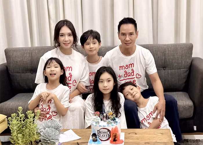 Bốn con của Lý Hải - Minh Hà: Rio, Cherry, Sunny và Mio sinh ra trong gia đình có điều kiện, nhưng từ nhỏ đã được bố mẹ rèn cho thói quen tiết kiệm, lối sống giản dị. Cả 4 con của Lý Hải - Minh Hà đều học trường công dù bố mẹ thừa sức để đóng học phí trường quốc tế cho con.