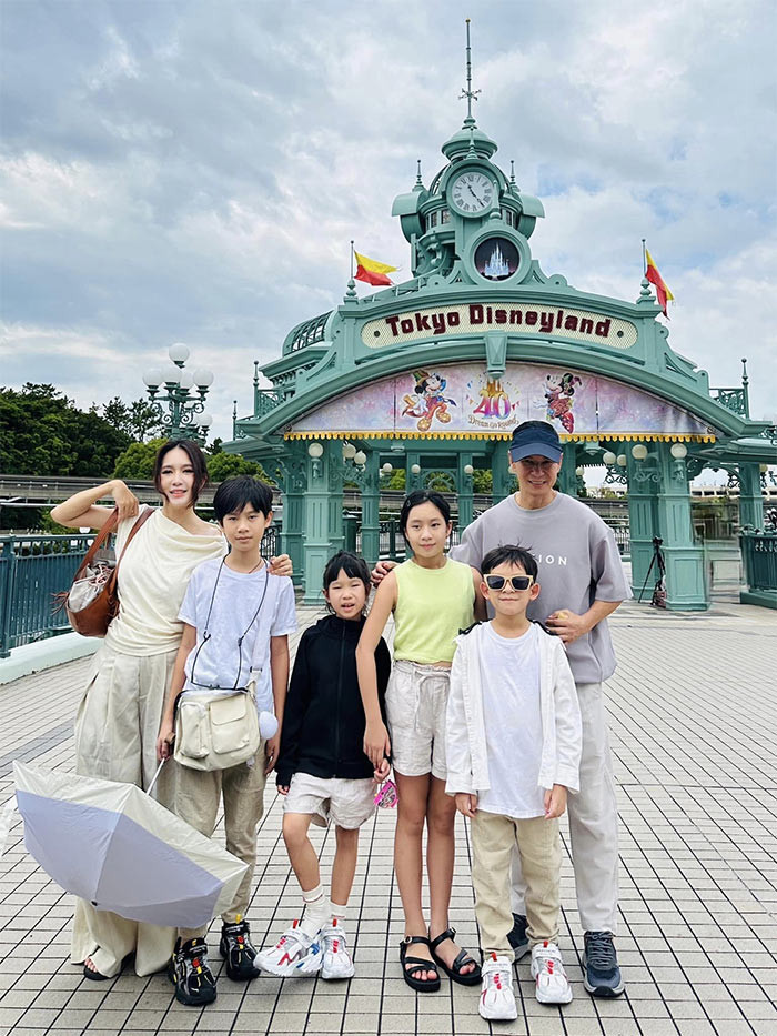 Lý Hải từng tâm sự, hiện tại anh chỉ muốn tập trung vào việc chăm sóc gia đình nhỏ: "Từ khi có thêm con cái, tôi bớt đi một phần công việc để về nhà gần gũi vợ con nhiều hơn. Tôi muốn ở bên con để theo dõi sự trưởng thành cũng như cho các con điểm tựa vững chắc của người cha trong gia đình".