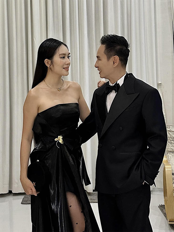 Tuy nhiên sau khi kết hôn, vợ Lý Hải quyết định rút về làm quản lý riêng, hỗ trợ chồng phát triển sự nghiệp. "Thứ nhất, chỉ cần là hai vợ chồng đi đâu cũng đi cùng nhau, làm gì cũng làm cùng nhau. Thứ hai là biết lắng nghe nhau, giảm bớt cái tôi của chính mình là điều quan trọng nhất", Minh Hà chia sẻ.