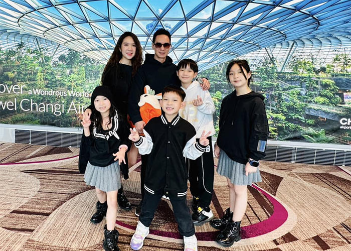 "Có những người thích mua đồ hiệu, đồ phải là tốt nhất cho con cái mình nhưng bản thân tôi thì không quan trọng vẻ bề ngoài. Với tôi thì bộ quần áo cũng không nói lên được giá trị gì của con người, miễn là ăn mặc sạch sẽ, tươm tất là được. Còn mỗi lần có dẫn con đi sự kiện hay đi du lịch thì vợ chồng tôi thích cả nhà mặc chung một màu sắc hay một phong cách giống nhau thôi", Lý Hải chia sẻ.