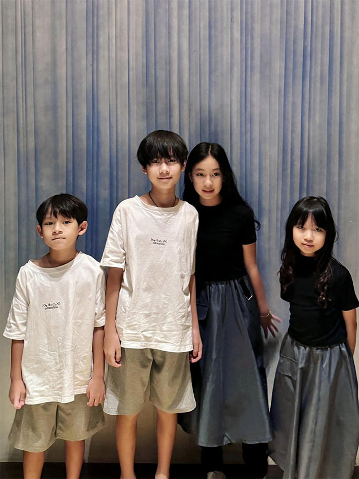 Được bố mẹ dạy về cách sống tiết kiệm nên mỗi khi đi mua sắm, cả 4 bé đều cân nhắc hết sức kỹ lưỡng trước khi quyết định mua món đồ nào đó. "Con nít sợ nhất là thói quen đòi hỏi. Đi ngang qua khu đồ chơi là đòi. Nguyên tắc của tôi là đòi cách mấy cũng không mua. Nếu mua 1 lần, lần sau con sẽ đòi tiếp. Thông thường tôi sẽ giao kèo với con. Ví dụ mỗi ngày ngoan sẽ được 1 điểm, không ngoan bị trừ 1 điểm. Chừng nào đủ 20 điểm thì sẽ được món đồ chơi đó", Lý Hải cho biết.