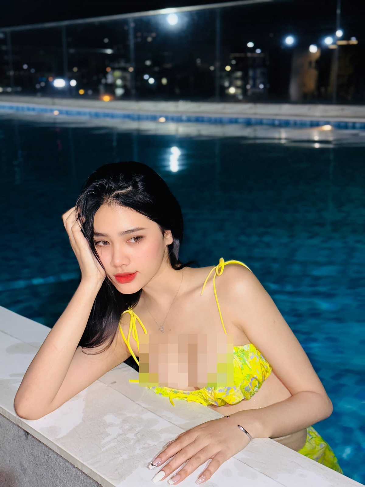 Nàng hậu khoe nhan sắc ngày càng thăng hạng với vòng một căng tràn.