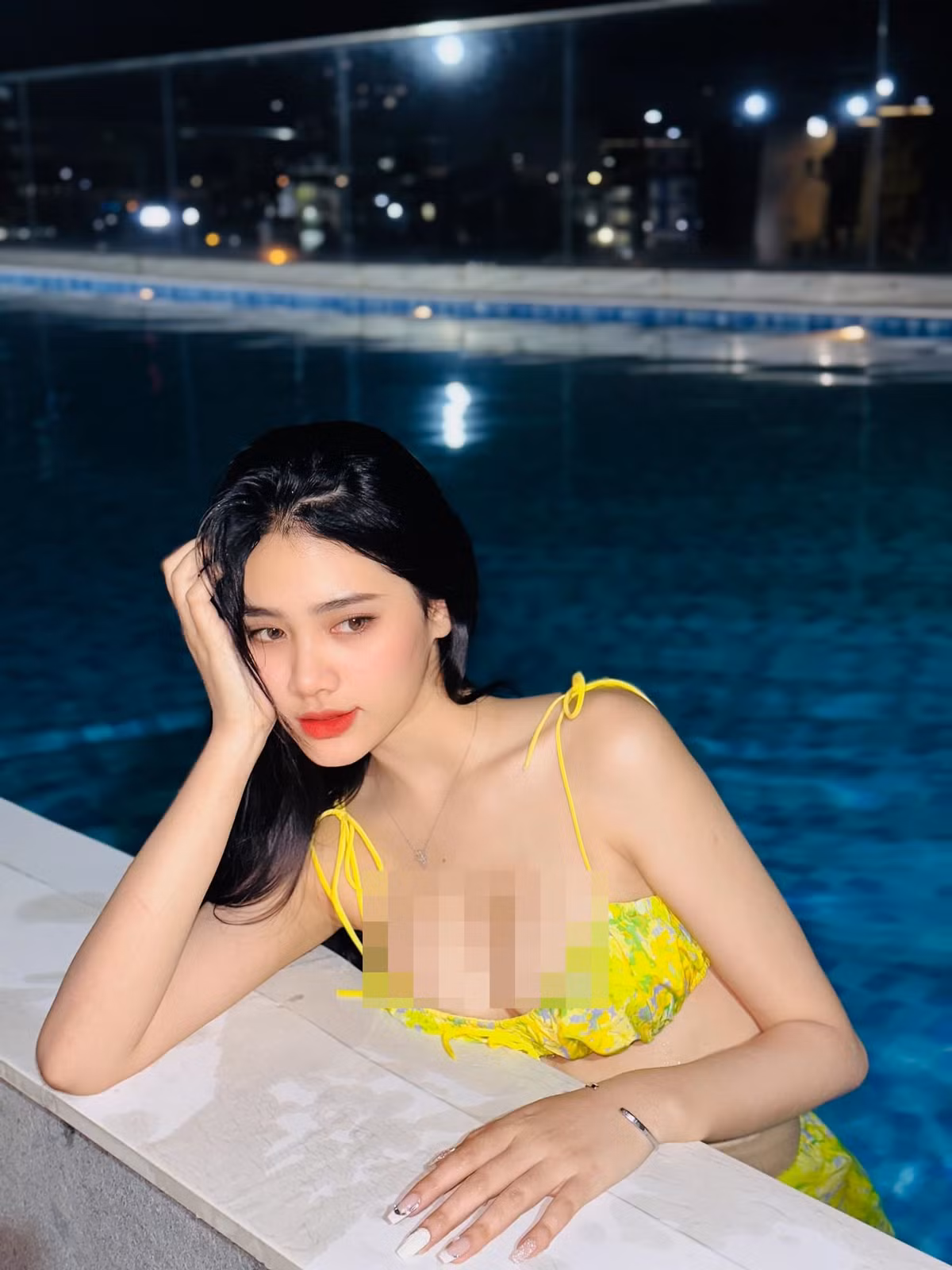 Nàng hậu khoe nhan sắc ngày càng thăng hạng với vòng một căng tràn.