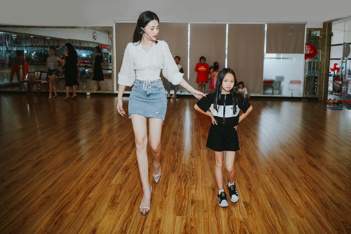 Mỹ nhân họ Đinh còn thử sức với công việc mới là đào tạo catwalk cho những người mẫu nhí trong tương lai.