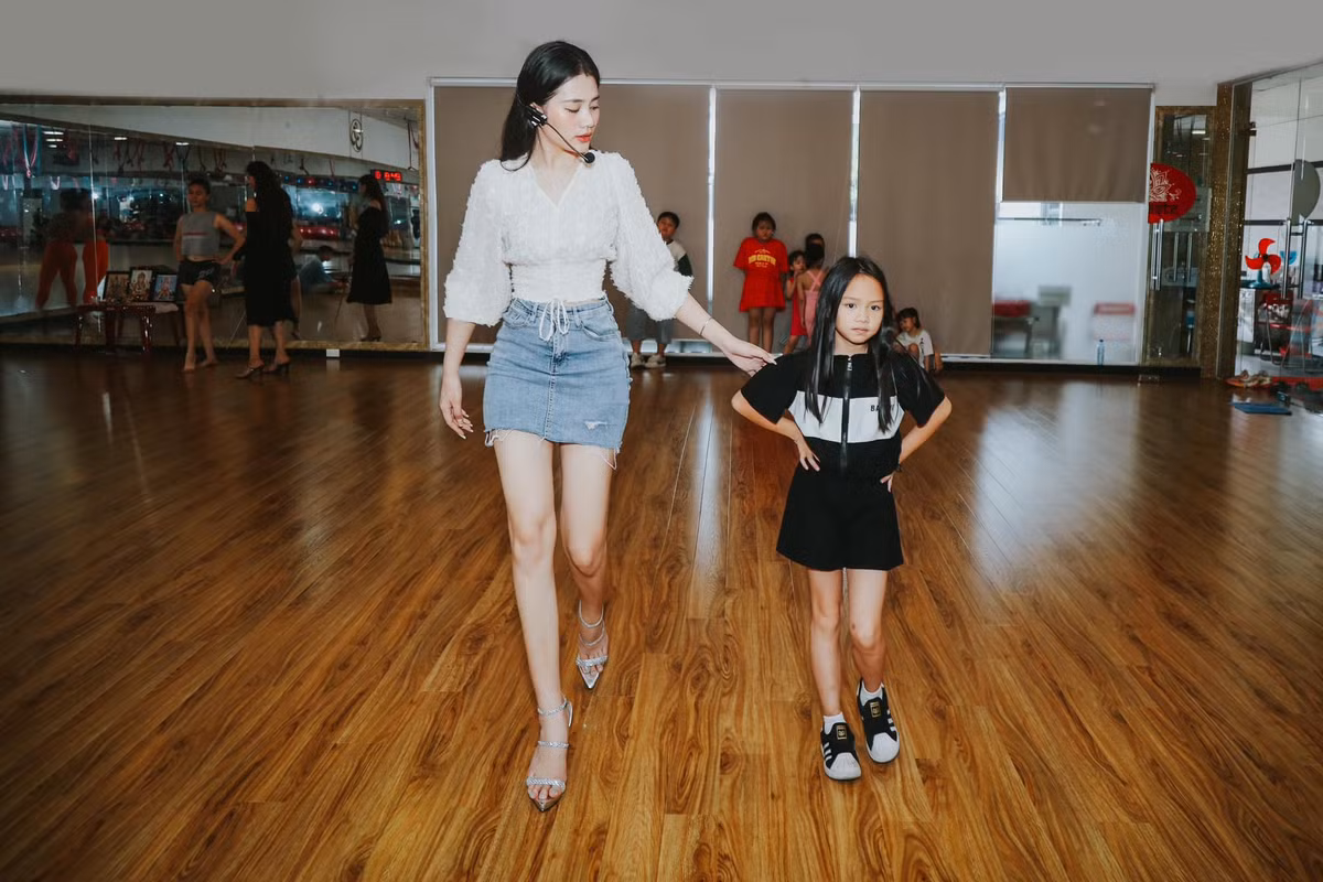 Mỹ nhân họ Đinh còn thử sức với công việc mới là đào tạo catwalk cho những người mẫu nhí trong tương lai.