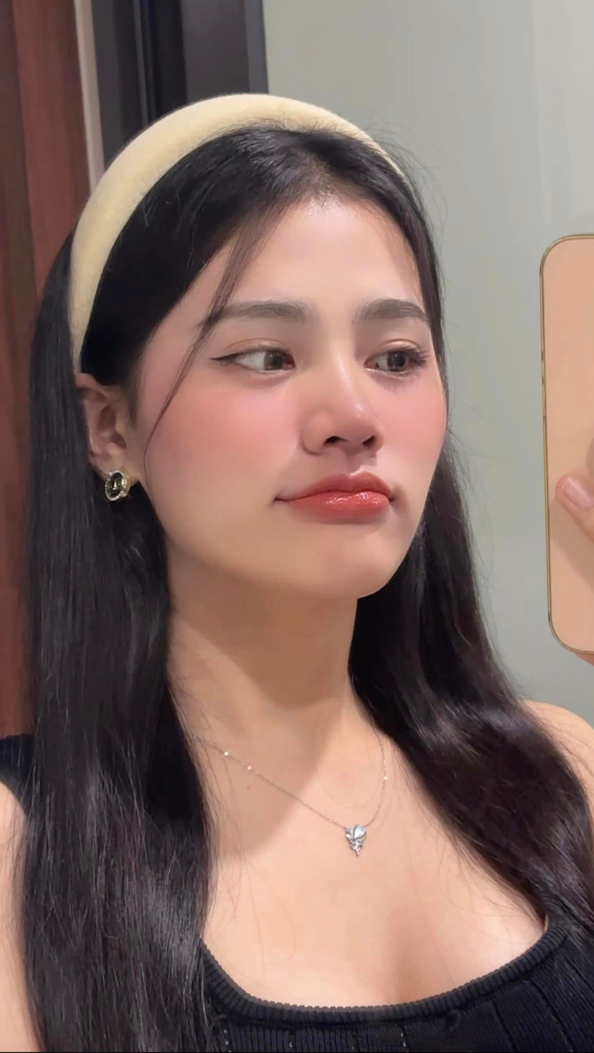 Hoa hậu Đinh Như Phương còn gây ngỡ ngàng với nhan sắc ngày càng thăng hạng chỉ sau chưa đầy một năm.