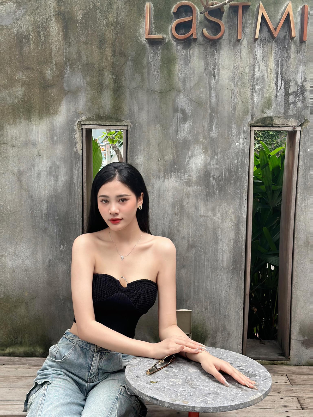 Thời điểm mới đăng quang, cô đang là sinh viên trường đại học Công nghệ TP HCM. Như Phương sở hữu chiều cao 1m75 cùng số đo ba vòng 91-62-96 cm.