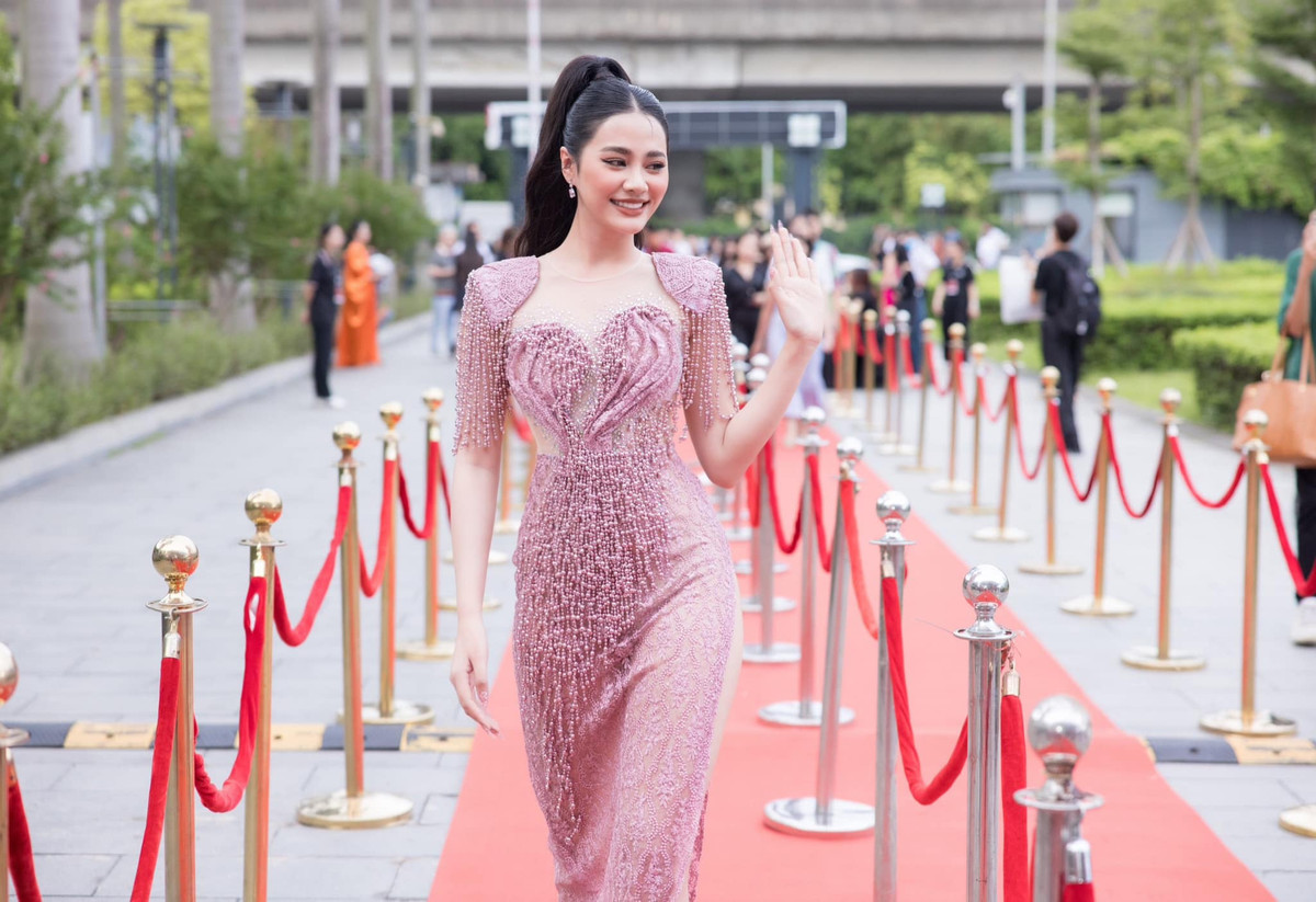 Dù trả lại vương miện nhưng người đẹp sinh năm 2001 vẫn tiếp tục hoạt động trên cương vị là một hoa hậu. Ảnh: Vũ Toàn, Nguyễn Duy Cường.