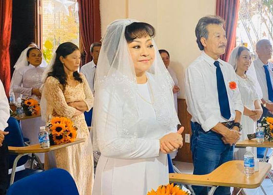 Mặc dù đã ở với nhau gần 40 năm nhưng cách đây 3 năm, ca sĩ Hương Lan và chồng hai mới làm lễ hôn phối tại nhà thờ. (Ảnh: Vietnamnet)