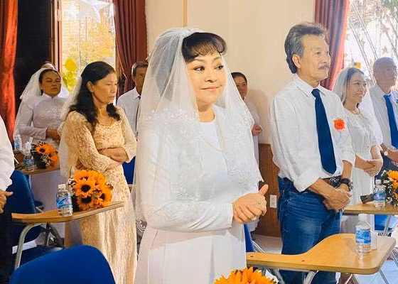 Mặc dù đã ở với nhau gần 40 năm nhưng cách đây 3 năm, ca sĩ Hương Lan và chồng hai mới làm lễ hôn phối tại nhà thờ. (Ảnh: Vietnamnet)