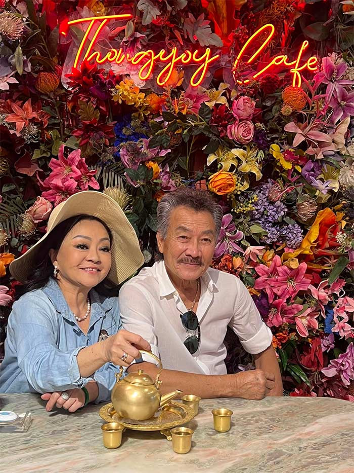 Hai người kết hôn vào năm 1988. Khi đó danh ca Hương Lan có hai con riêng và chồng bà cũng có ba con riêng. (Ảnh: FBNV)