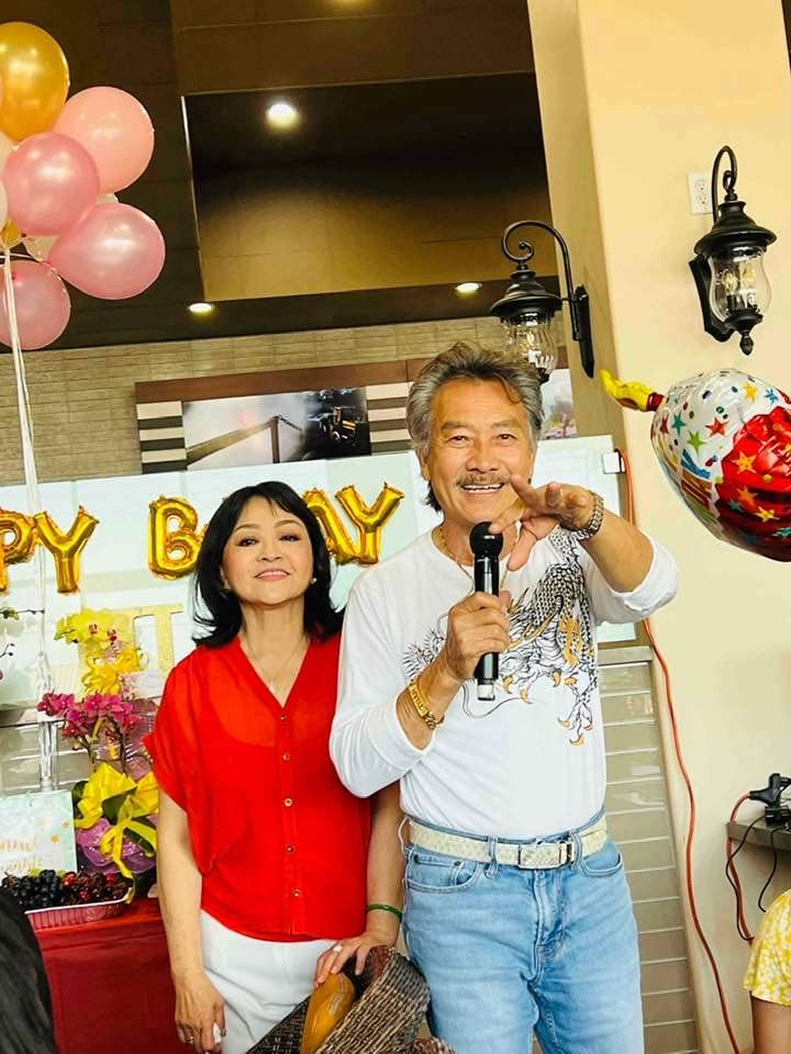 "Anh rất giỏi và kiên nhẫn. Cuối tuần tôi đi hát phòng trà, anh đi theo đón đưa. Có khi đi hát xa, anh tiễn ra phi trường rồi về cùng con đi học võ, đi hồ trượt nước...", ca sĩ Hương Lan tâm sự với Vietnamnet. (Ảnh: FBNV)