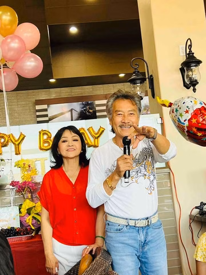 "Anh rất giỏi và kiên nhẫn. Cuối tuần tôi đi hát phòng trà, anh đi theo đón đưa. Có khi đi hát xa, anh tiễn ra phi trường rồi về cùng con đi học võ, đi hồ trượt nước...", ca sĩ Hương Lan tâm sự với Vietnamnet. (Ảnh: FBNV)