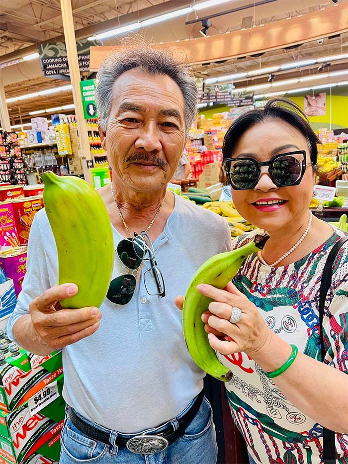 Vợ chồng ca sĩ Hương Lan luôn quấn quýt, vui vẻ bên nhau, an hưởng tuổi già. (Ảnh: FBNV)