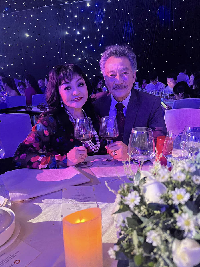 Sau khi về hưu, ông Đặng Quốc Toản có nhiều thời gian hơn nên ông thường hộ tống vợ tới các buổi diễn. (Ảnh: FBNV)