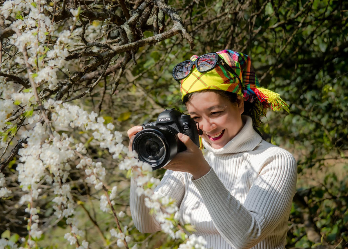 Nữ nghệ sĩ gây mê mẩn cho người xem với khoảnh khắc lạc giữa vườn hoa mận đẹp như mơ.