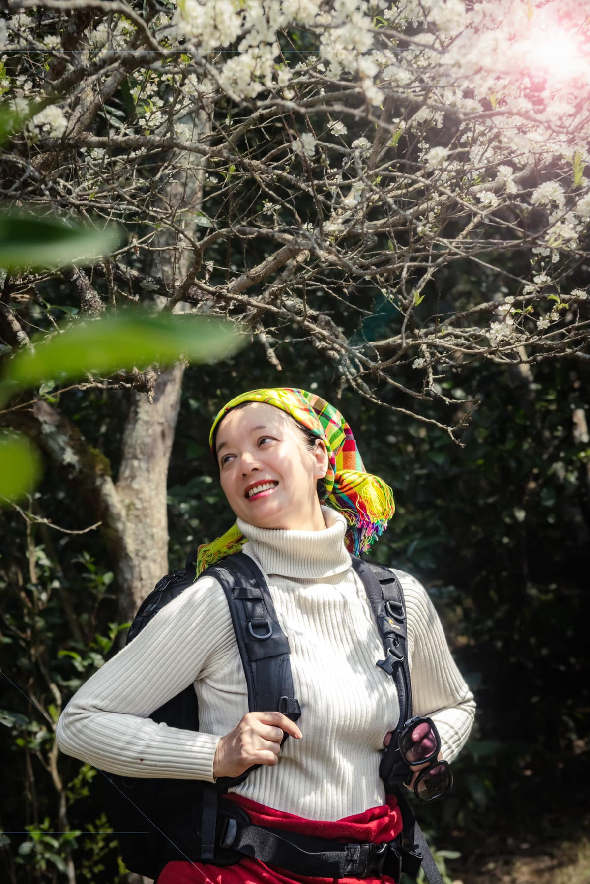 Bà xã của nhạc sĩ Đỗ Hồng Quân hóa mỹ nhân vùng cao, khoe nhan sắc không tuổi giữa rừng hoa.