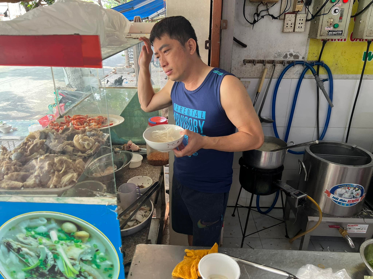 Ngoài chăm chỉ chia sẻ những hình ảnh hậu trường làm phim ngắn, Kinh Quốc còn đăng nhiều dòng status hài hước, tếu táo quanh cuộc sống đời thường.