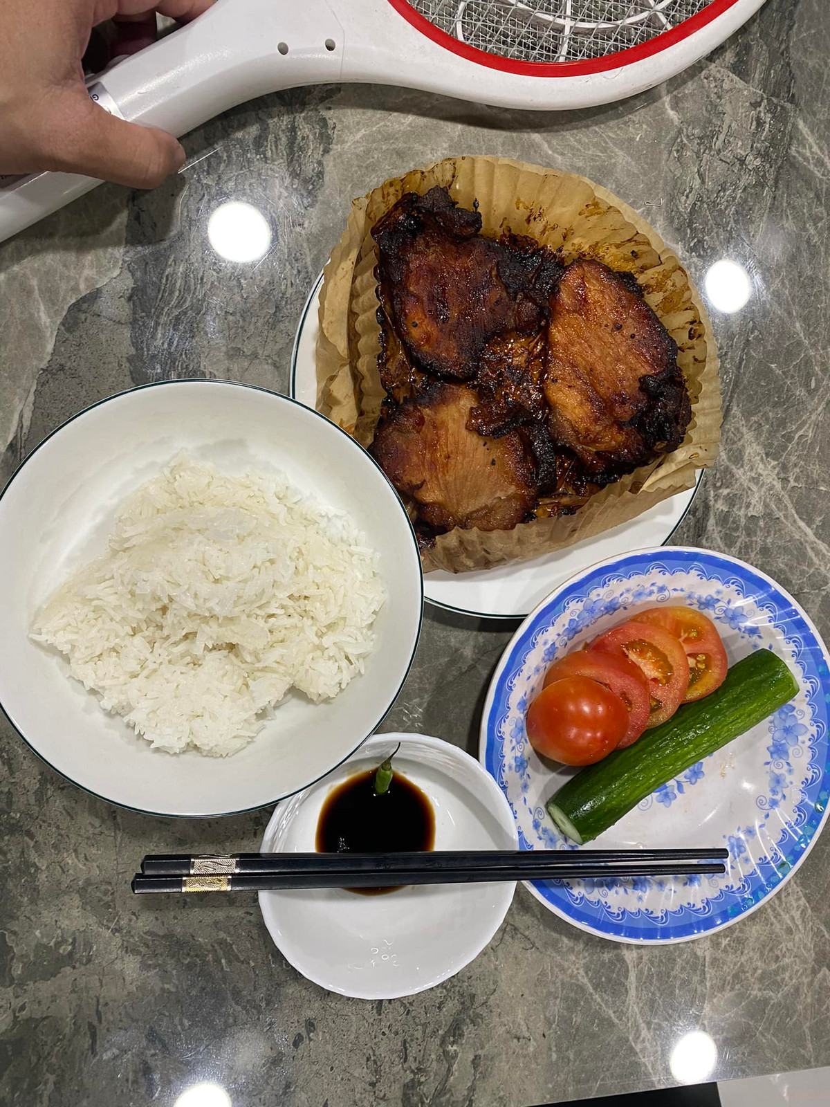 Kinh Quốc chuẩn bị bữa cơm đạm bạc cho bản thân, tự thấy tay nghề nấu nướng của mình "cũng không đến nỗi tệ".