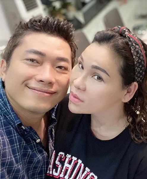 Cuộc sống của Kinh Quốc và vợ đại gia gặp "sóng gió" khi tháng 4/2021, bà xã của nam diễn viên bị cơ quan công an bắt tạm giam 2 tháng để điều tra về hành vi cho vay lãi nặng trong giao dịch dân sự.