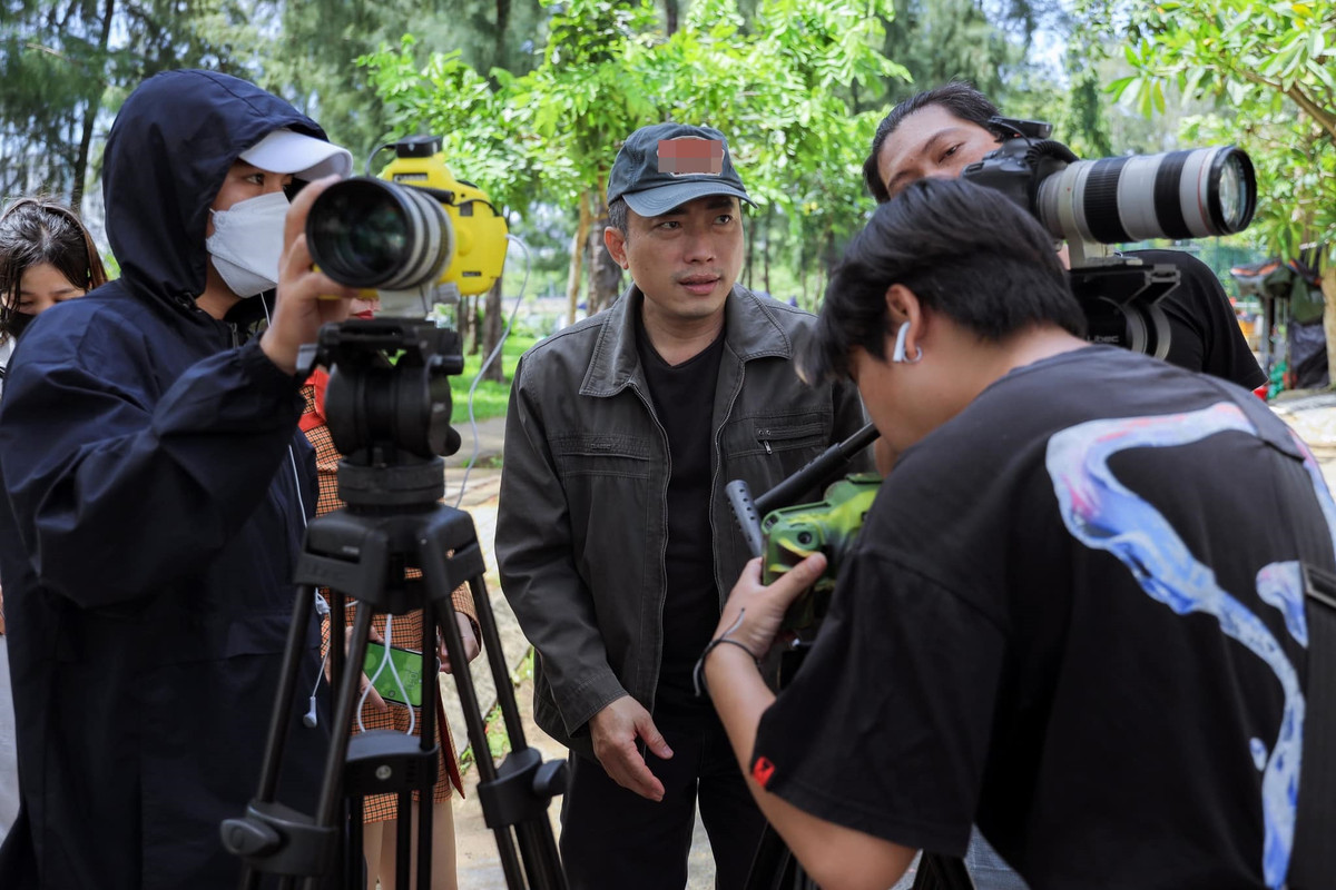 Sau ồn ào của vợ, Kinh Quốc chọn cách im lặng. Anh cũng không nhắc gì hay đăng bất cứ hình ảnh nào liên quan đến bà xã để tránh trở thành tâm điểm chú ý của cộng đồng mạng.