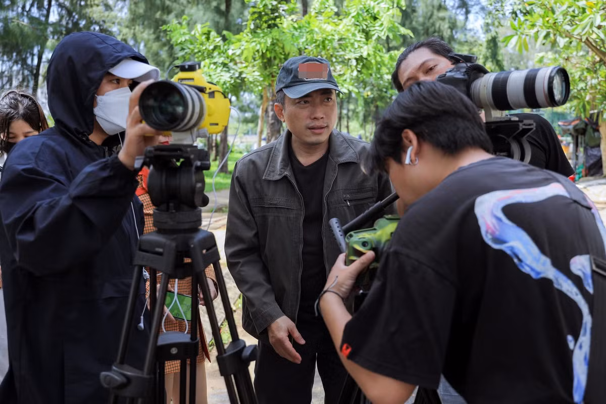 Sau ồn ào của vợ, Kinh Quốc chọn cách im lặng. Anh cũng không nhắc gì hay đăng bất cứ hình ảnh nào liên quan đến bà xã để tránh trở thành tâm điểm chú ý của cộng đồng mạng.