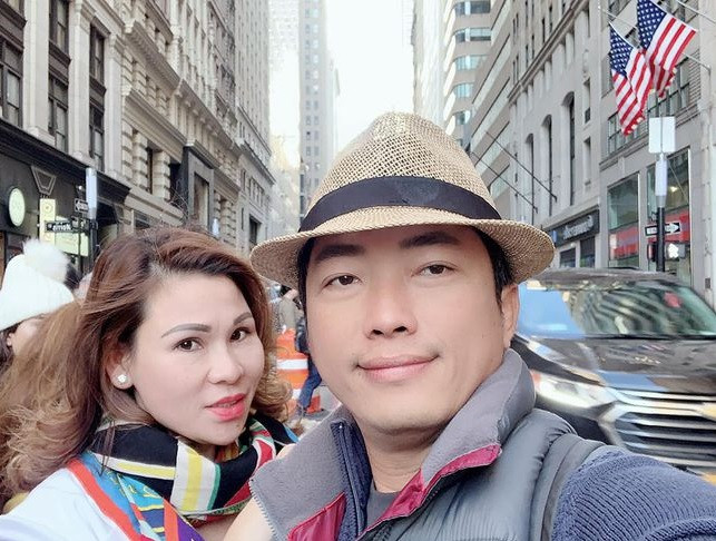 Có sự nghiệp thành công nhưng nam diễn viên sinh năm 1974 lại lận đận trong hôn nhân. Sau chia tay người vợ đầu tiên, Kinh Quốc tái hôn với Lâm Thị Thu Trà - một nữ đại gia người Vũng Tàu cũng từng lập gia đình và có con riêng. Cả hai sau đó có chung một cô con gái. Anh cũng không ít lần chia sẻ về cuộc sống xa xỉ sau khi cưới vợ đại gia với nhiều nhà đất và biệt thự, đi du lịch khắp nơi trên thế giới.