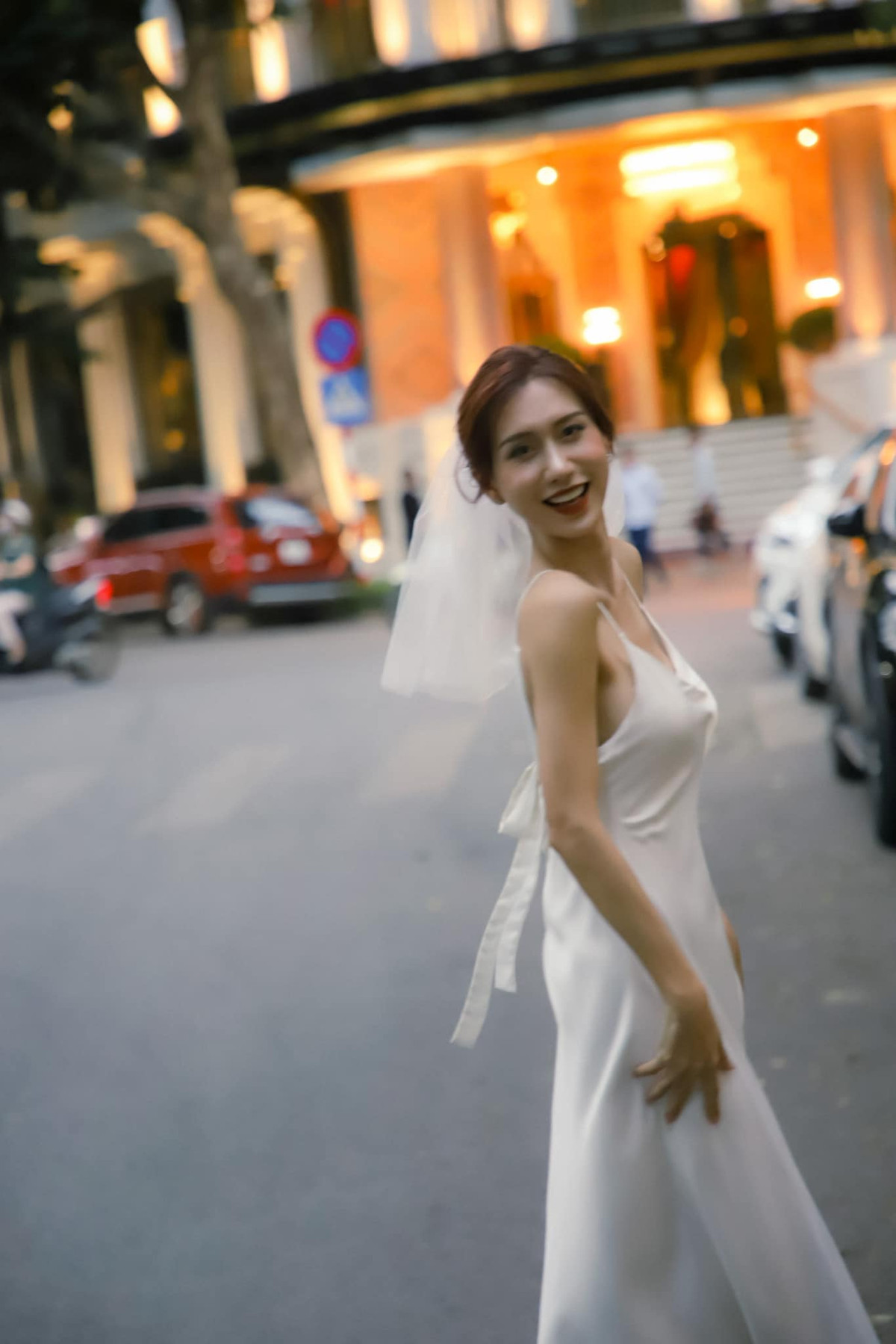 Lynk Lee chia sẻ hình ảnh hóa thân thành cô dâu xinh đẹp dạo chơi đường phố, tìm chú rể ngày Valentine.