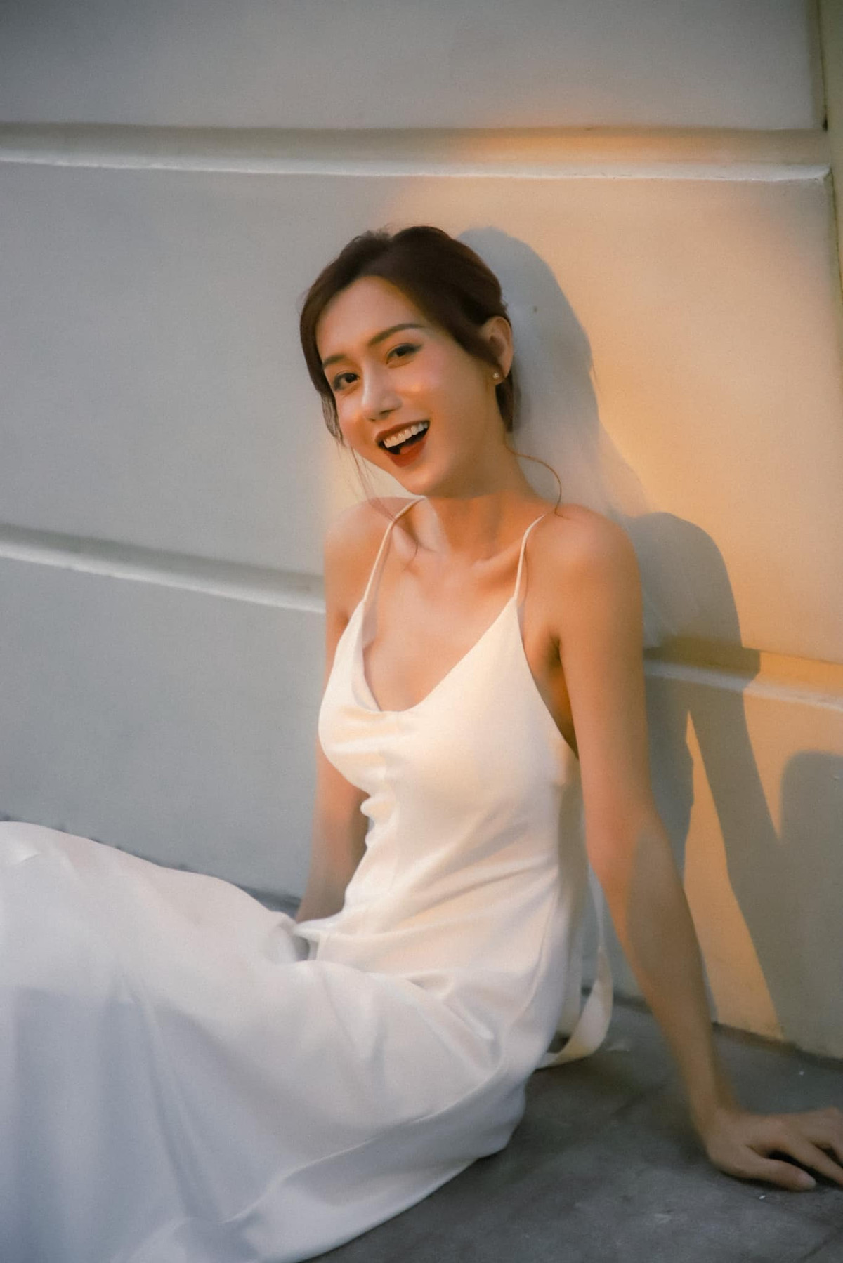 Trong chiếc váy hai dây trắng tinh nhẹ nhàng mà gợi cảm, nữ ca sĩ chuyển giới khoe vòng một "lấp ló" cùng thân hình mảnh mai ngày một nữ tính.