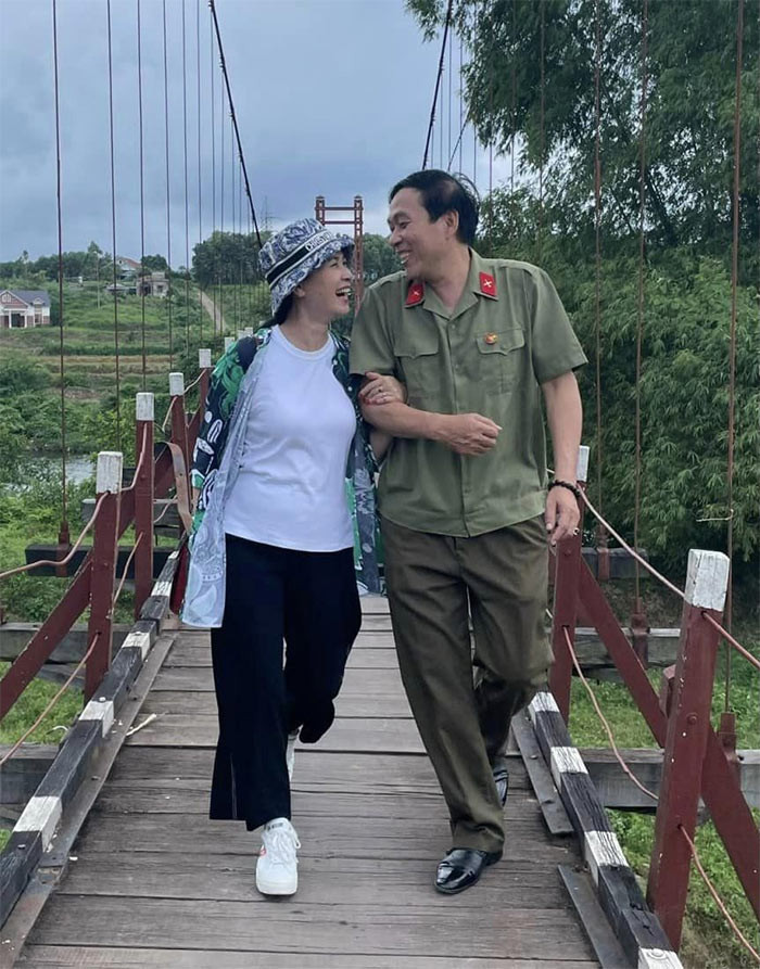 Hình ảnh nghệ sĩ Đỗ Kỷ - Lan Hương quấn quýt bên nhau nhận được sự quan tâm của công chúng khi họ chia sẻ trên trang cá nhân.