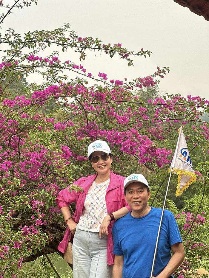 Hai vợ chồng Đỗ Kỷ - Lan Hương trong một chuyến du lịch.