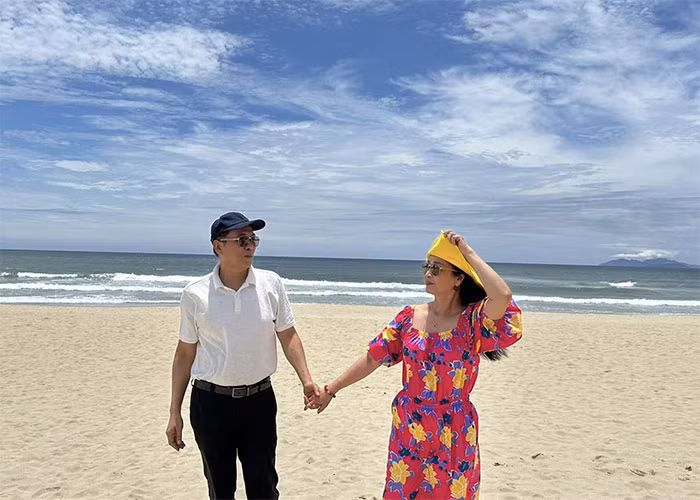 Hai vợ chồng nghệ sĩ Đỗ Kỷ - Lan Hương thường dành thời gian đi du lịch cùng nhau hoặc cùng nhóm bạn rất vui vẻ.