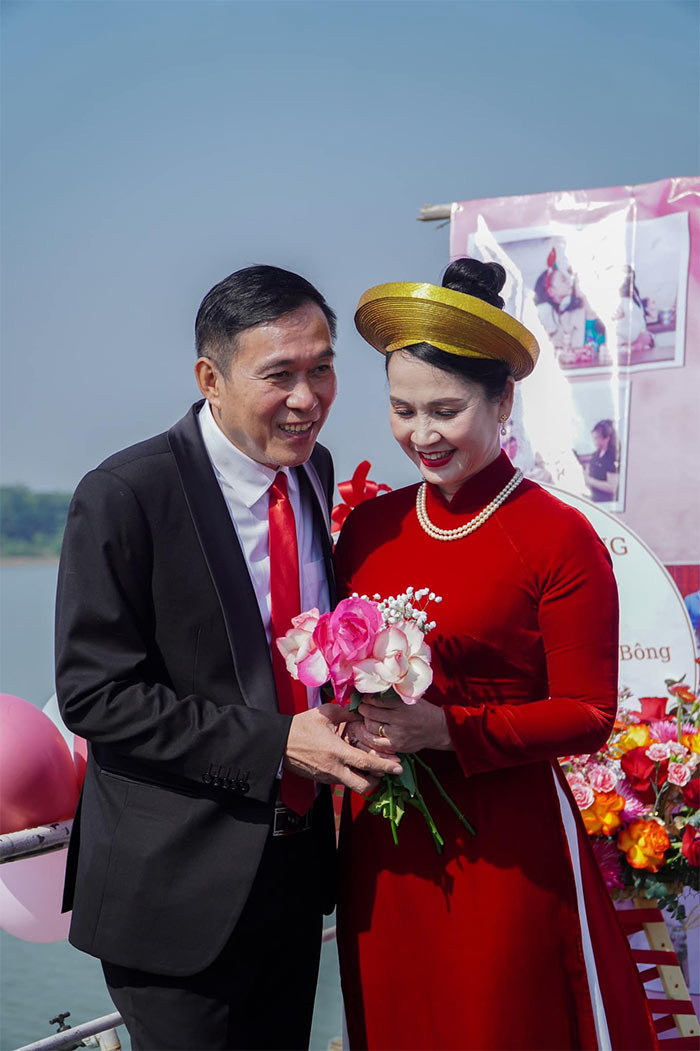 Cuối năm 2012, nghệ sĩ Đỗ Kỷ cùng vợ tổ chức lễ kỷ niệm 35 năm ngày cưới trên du thuyền với sự tham gia của đông đảo bạn bè, người thân.