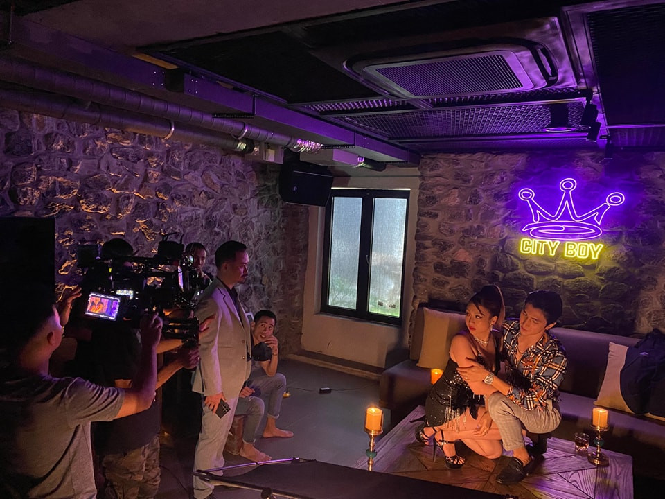 Đằng sau cảnh ăn chơi, thác loạn của nhóm con nhà khá giả Cityboy với sự góp mặt của Bình An, Đỗ Duy Nam, Anh Vũ và Tuấn Anh. Ảnh: Fanpage Đồi Quán...