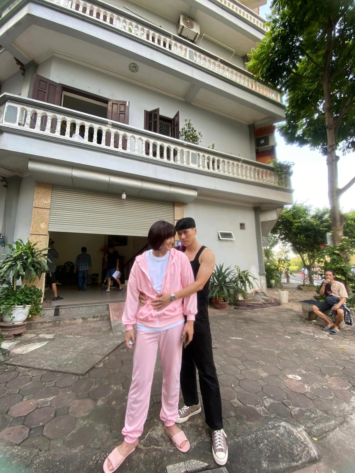 Huỳnh Anh trong vai chiến sĩ Tuấn phải mặc "cây hồng" giả làm vợ của đối tượng nguy hiểm, tiếp cận hắn để giải cứu con tin.