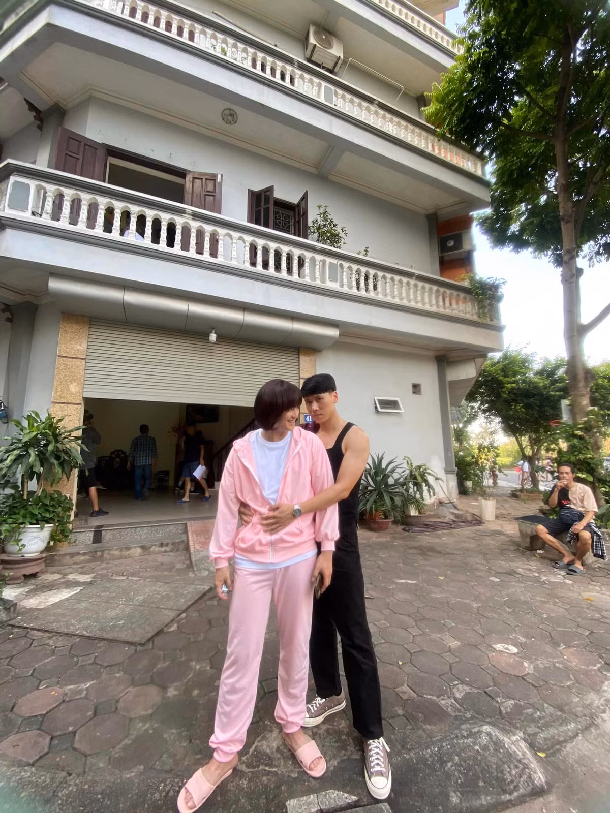 Huỳnh Anh trong vai chiến sĩ Tuấn phải mặc "cây hồng" giả làm vợ của đối tượng nguy hiểm, tiếp cận hắn để giải cứu con tin.