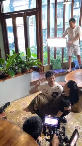 Cảnh bê đỡ khá vất vả nhưng vẫn tươi cười của Trương Hoàng (vai Tiến - một thành viên trong nhóm Cityboy). Ảnh: FBNV.